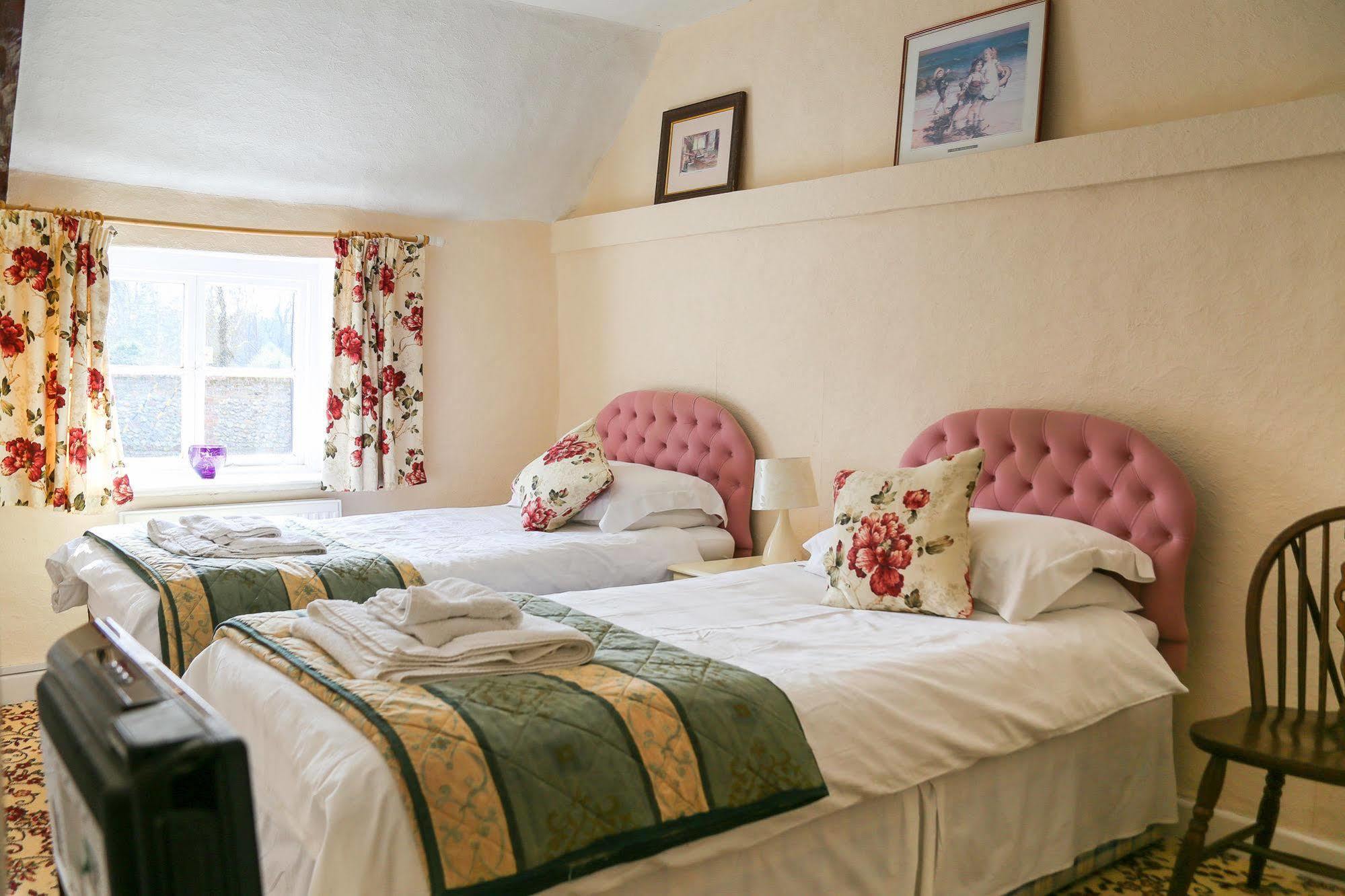 The Crown Inn Gayton  Dış mekan fotoğraf